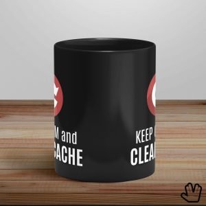 Caneca preta LojaNerd Clear Cache centro