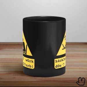 Caneca preta LojaNerd h4ck3r centro